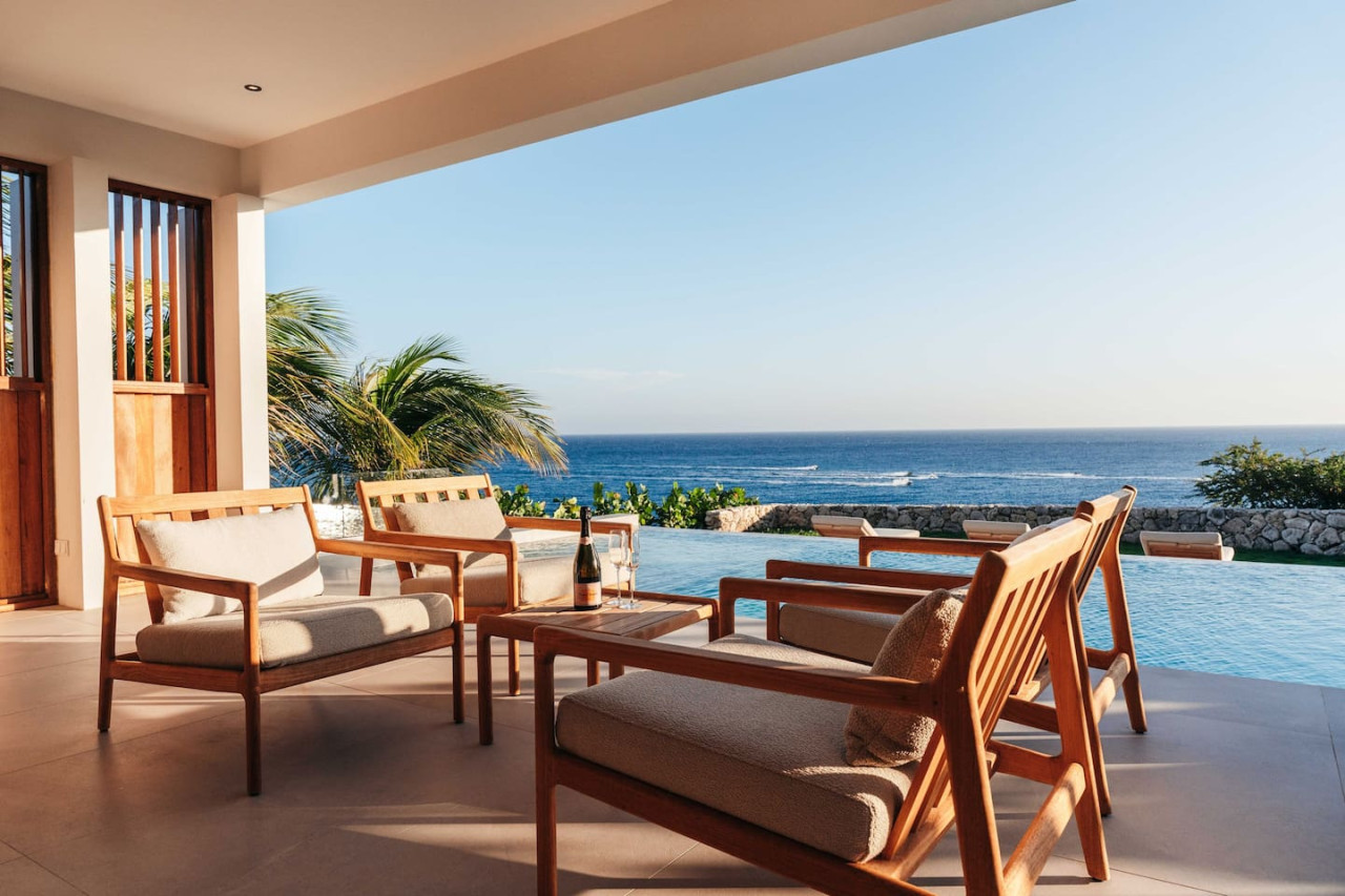 Heerlijk overdekt terras met zwembad en zeezicht