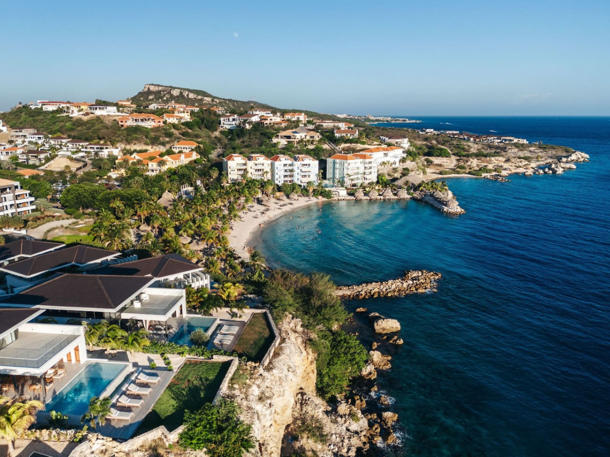 Overzicht over de baai en het strand met gezellige restaurants en bars
