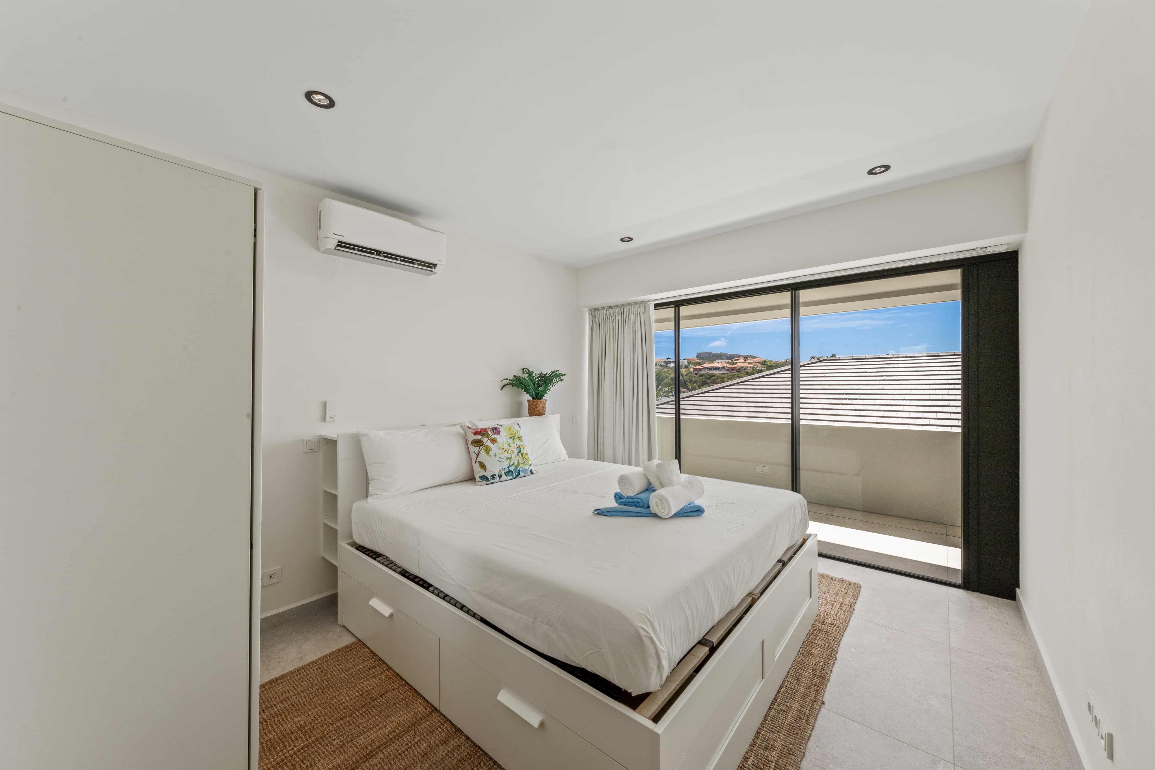 middle bedroom with airco