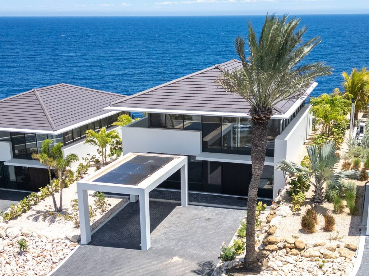 Holland House - Blue Bay - on a cliff with a phenomenal sea view
