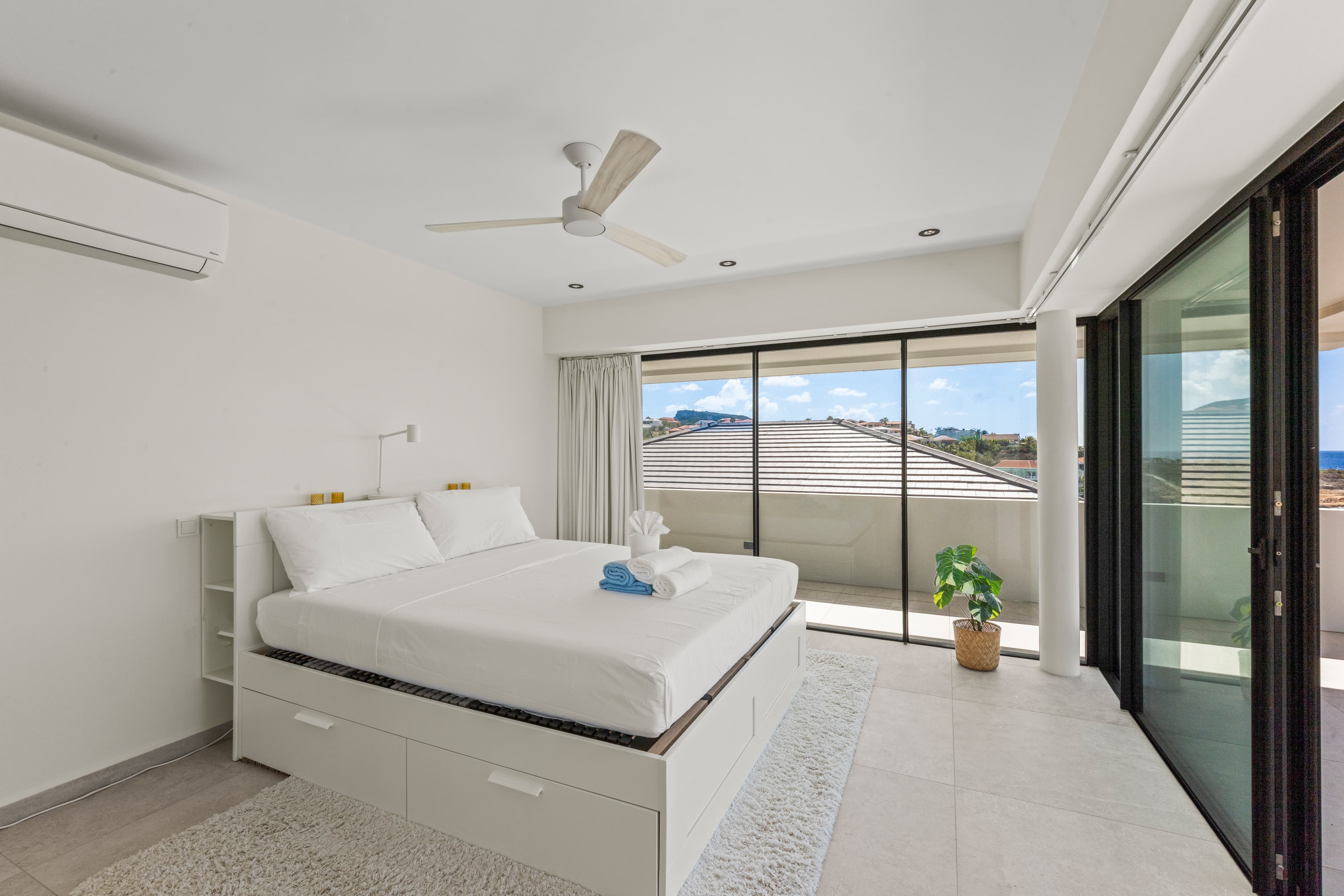 Holland House - Blue Bay - on a cliff with a phenomenal sea view