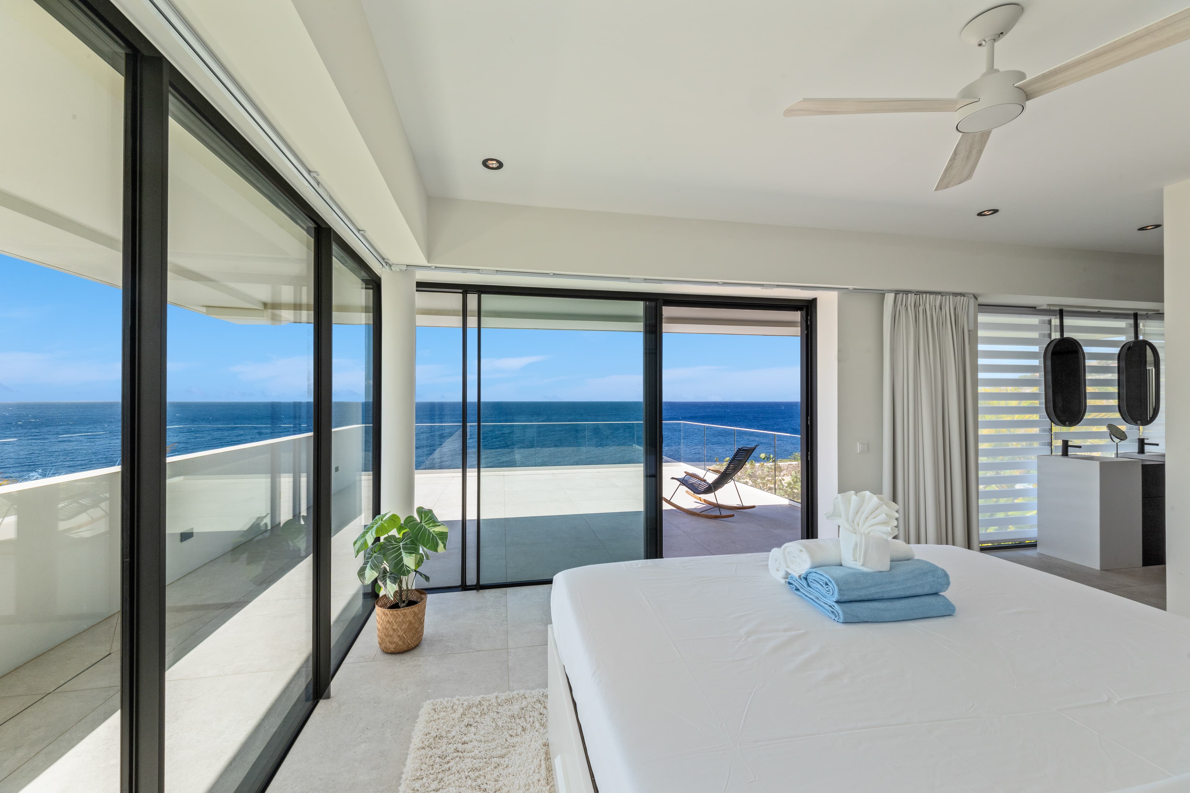 Holland House - Blue Bay - on a cliff with a phenomenal sea view