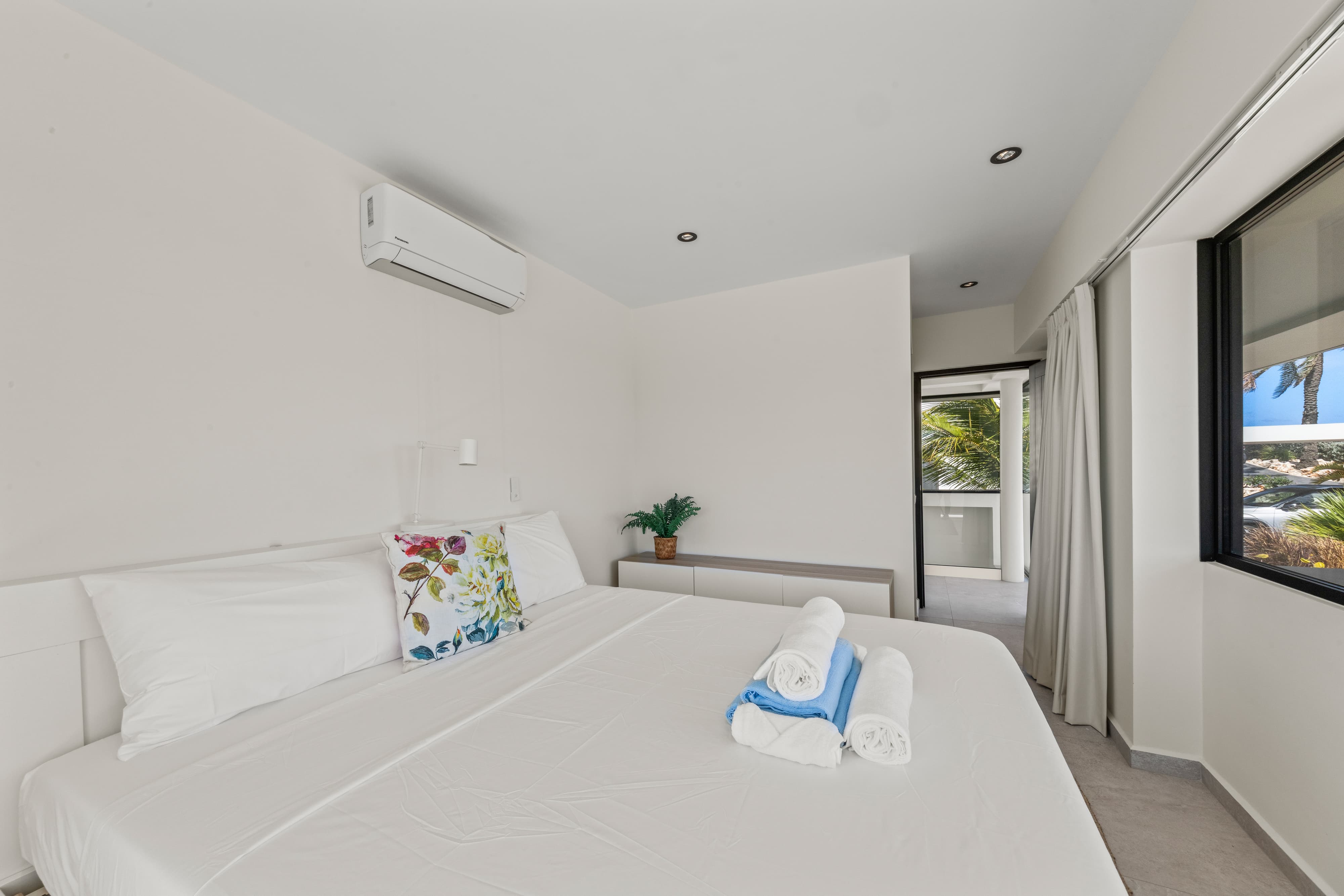 Holland House - Blue Bay - on a cliff with a phenomenal sea view