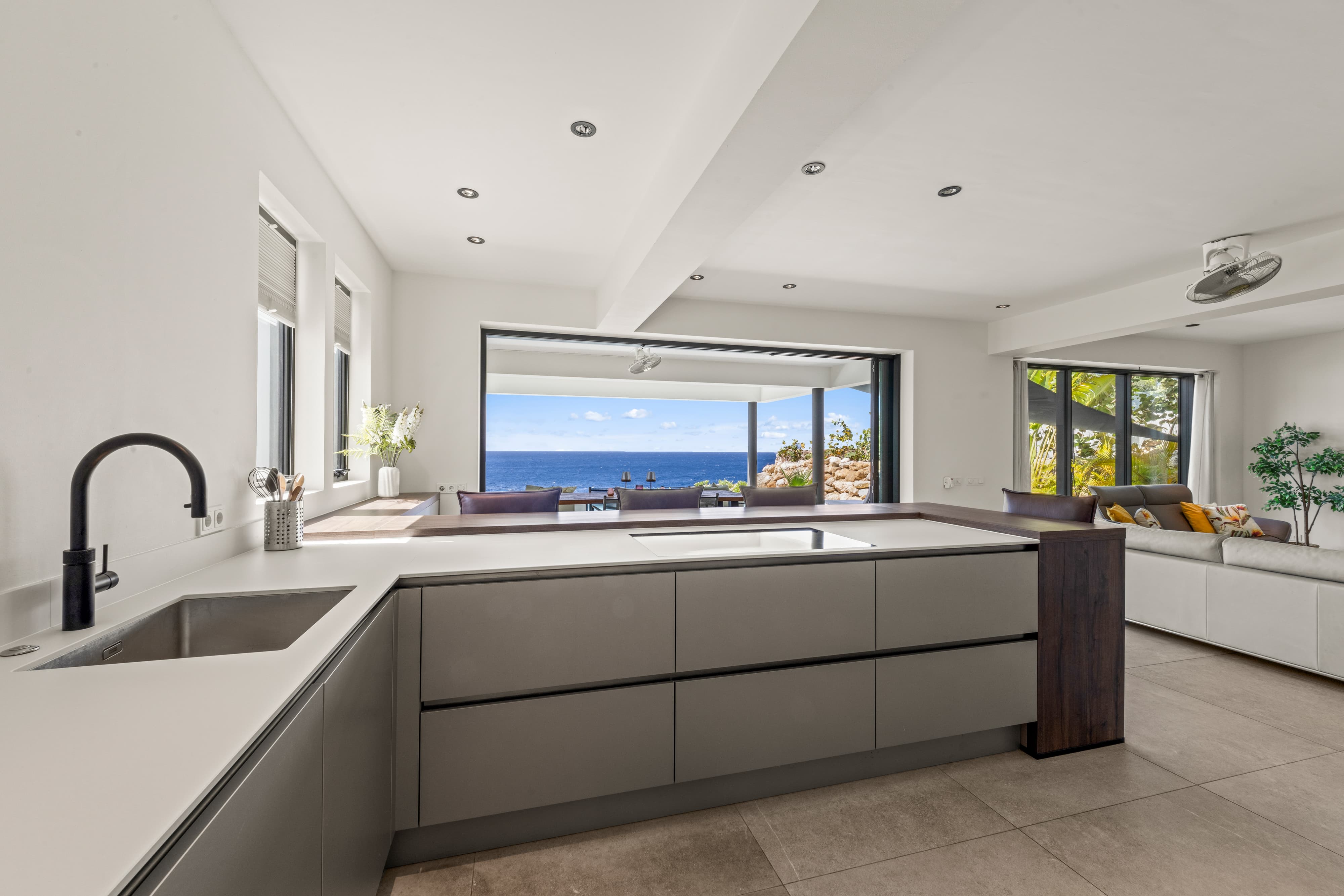 Holland House - Blue Bay - on a cliff with a phenomenal sea view