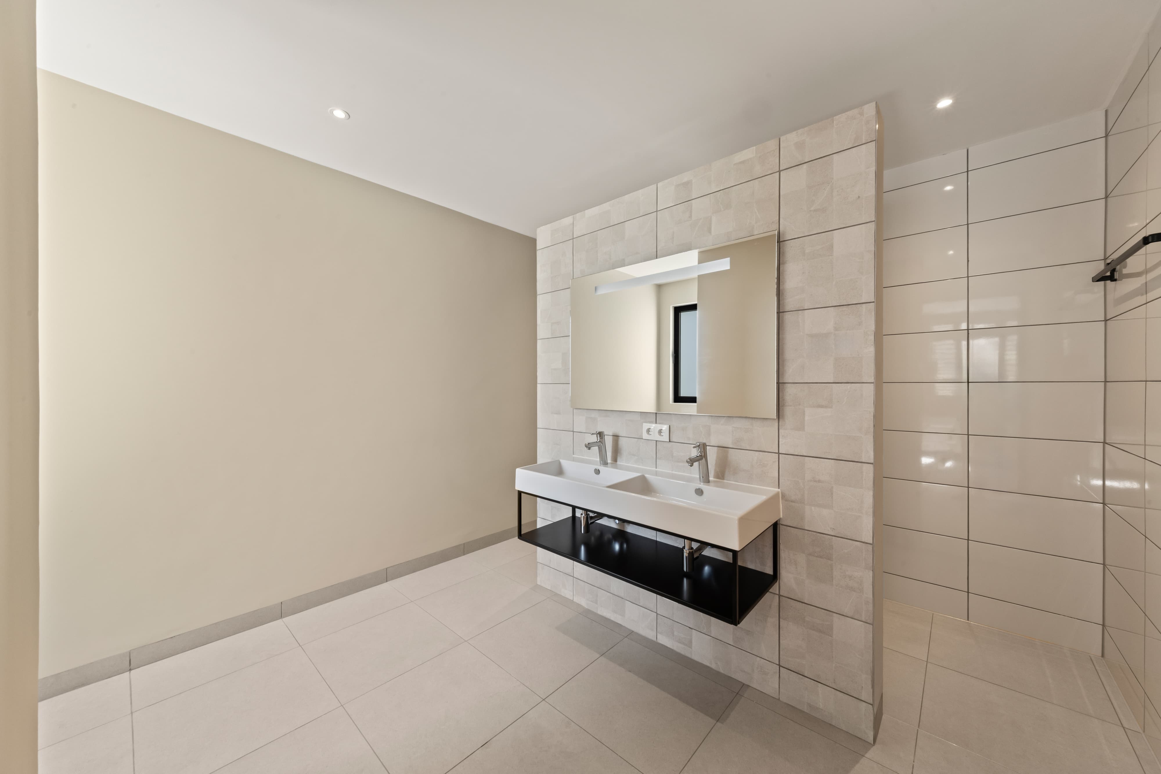 Holland House - Cape Marie C4